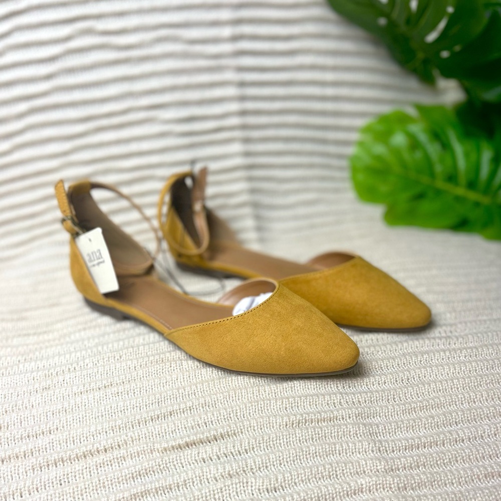 a.n.a Women’s Darell Buckle Closed Toe Ballet Flats
